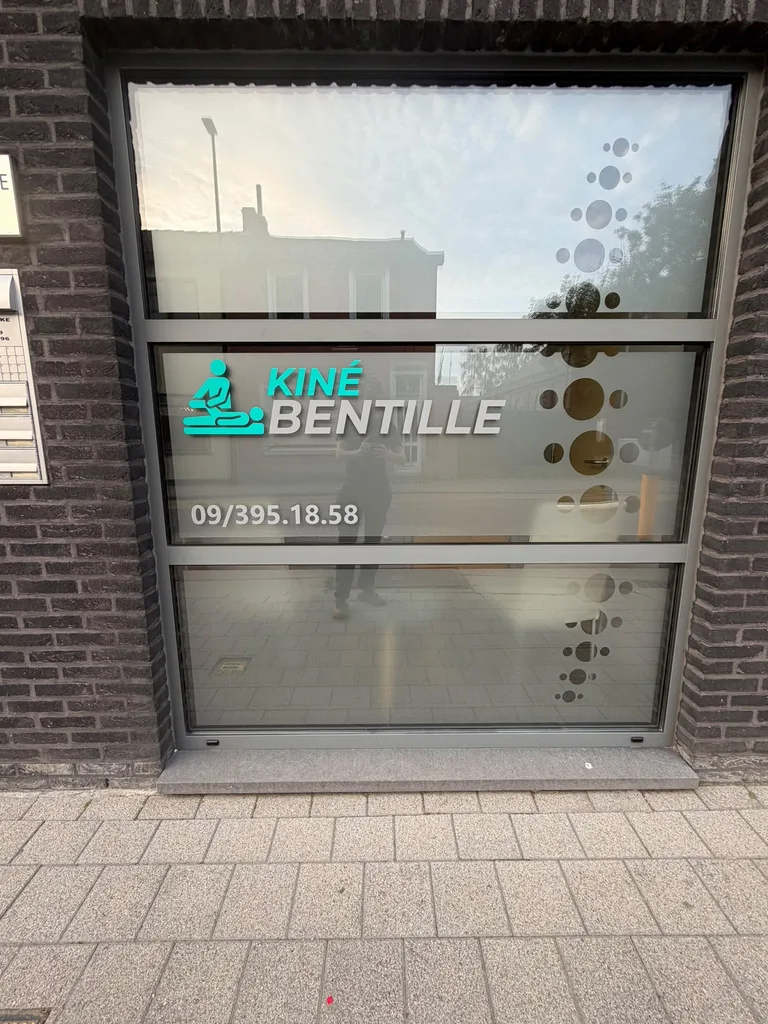Voorgevel Bentille, logo aangebracht op de voorgevel van de nieuwe praktijk te Bentille.
